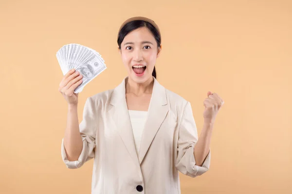 Portret Szczęśliwej Pewnej Siebie Młodej Azjatyckiej Biznesmenki Białej Kurtce Trzymającej — Zdjęcie stockowe
