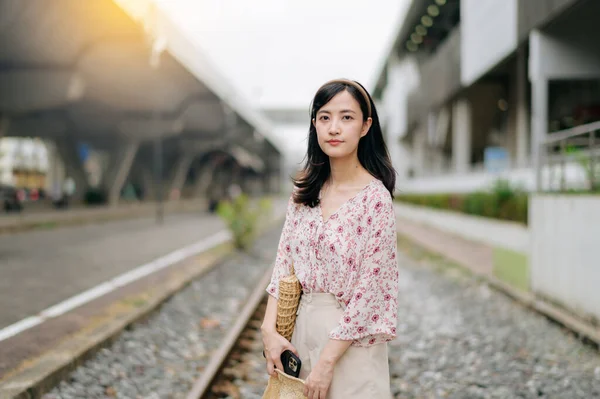 亚洲的年轻女子带着编织的篮子快乐地微笑着 望着火车旁边的摄像机 旅行生活方式 世界旅游探险家或亚洲夏季旅游概念 — 图库照片