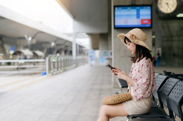 Asiático Joven Viajero Con Cesta Tejer Utilizando Teléfono Móvil Esperando —  Fotos de Stock