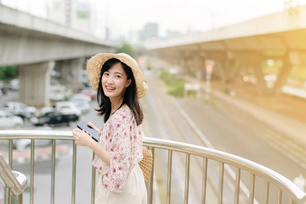Cep Telefonu Kullanarak Sepet Ören Asyalı Genç Bir Kadın Gezgin — Stok fotoğraf