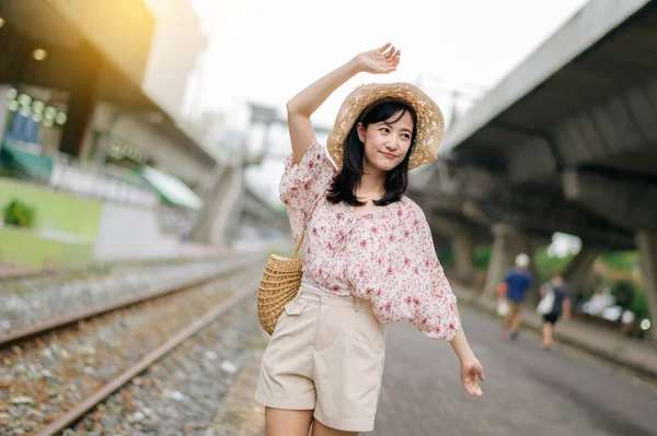 Asiático Joven Viajero Con Tejer Cesta Feliz Sonriendo Mirando Una — Foto de Stock