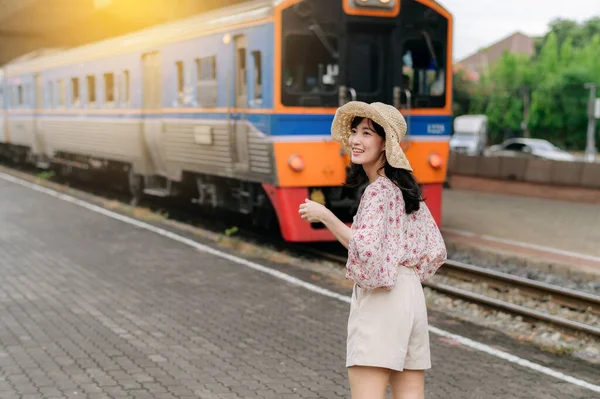 Asijské Mladá Žena Cestovatel Tkalcovský Koš Pohled Zpět Šťastný Úsměvem — Stock fotografie