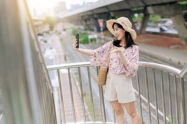 Азиатская Молодая Женщина Путешественница Плетением Корзины Помощью Мобильного Телефона Стоя — стоковое фото