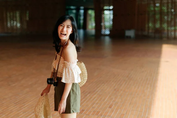 Портрет Молодой Азиатки Путешественницы Плетеной Шляпе Корзине Камерой Улице Путешествия — стоковое фото