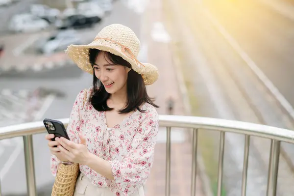 Azjatycka Młoda Kobieta Podróżnik Kosz Tkacki Pomocą Telefonu Komórkowego Stoi — Zdjęcie stockowe