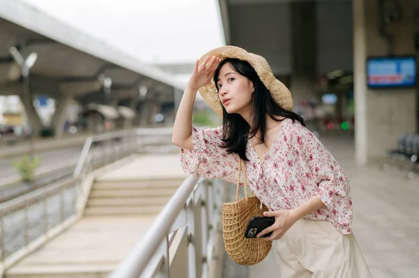 Jonge Aziatische Vrouw Reiziger Met Weven Mand Met Behulp Van — Stockfoto