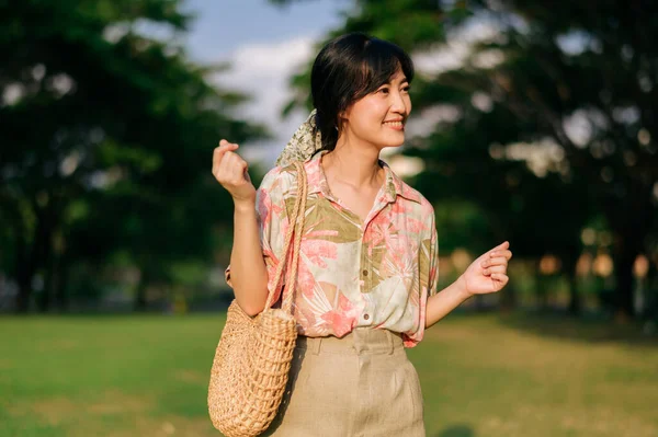 Tayland Yaz Tatili Gezisindeki Güzel Asyalı Genç Kadın Portresi Genç — Stok fotoğraf