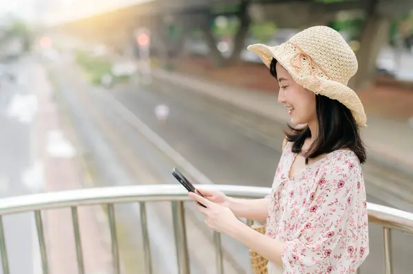 Азиатская Молодая Женщина Путешественница Плетением Корзины Помощью Мобильного Телефона Стоя — стоковое фото