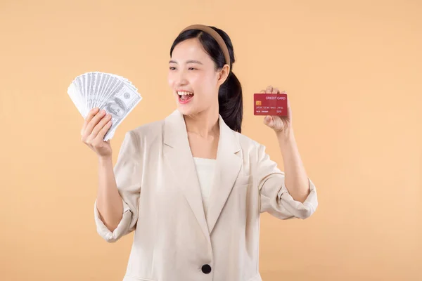 Portret Szczęśliwej Młodej Pewnej Siebie Azjatyckiej Biznesmenki Białej Kurtce Gotówką — Zdjęcie stockowe