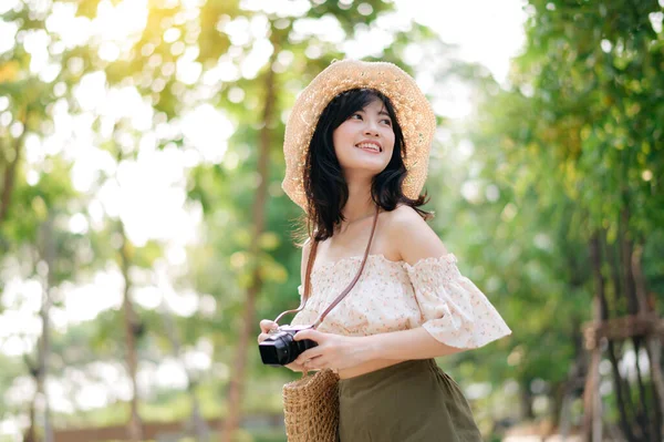 Retrato Mujer Joven Asiática Viajero Con Sombrero Tejer Cesta Una —  Fotos de Stock