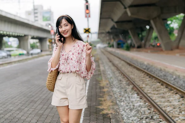 Joven Mujer Asiática Viajero Con Cesta Tejido Utilizando Teléfono Móvil —  Fotos de Stock