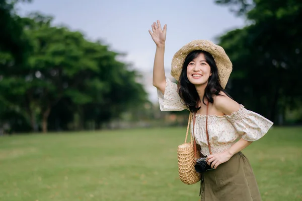 아시아 옷감을 모자와 바구니와 카메라 가지고 여행하는 탐험가 아시아의 — 스톡 사진