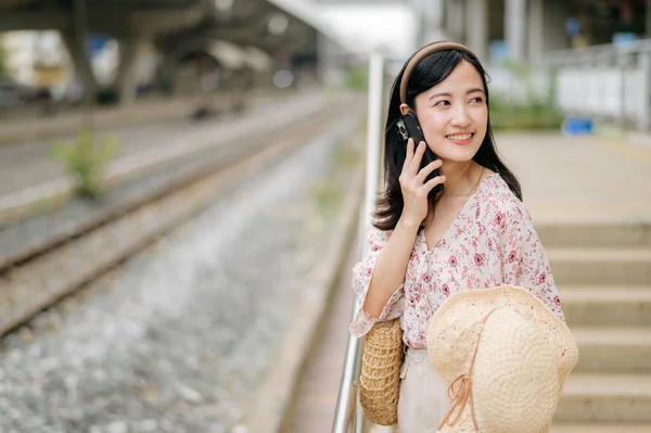 Bangkok Taki Tren Istasyonunun Yanında Cep Telefonu Kullanan Örgü Şapkalı — Stok fotoğraf