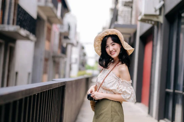 Šťastná Asijská Mladá Žena Kamerou Cestuje Ulicí Města Výlet Volný — Stock fotografie