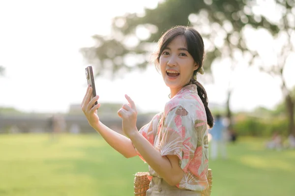 Retrato Mujer Joven Asiática Viajero Con Cesta Tejido Teléfono Móvil —  Fotos de Stock