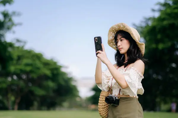 Yeşil Park Arka Planında Şapkası Sepeti Cep Telefonu Kamerası Olan — Stok fotoğraf
