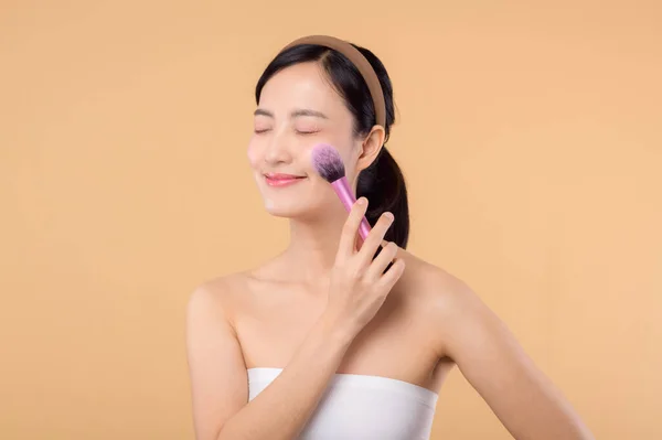 Portrait Young Happy Asian Woman Natural Make Face Holding Cosmetic — Stok Foto