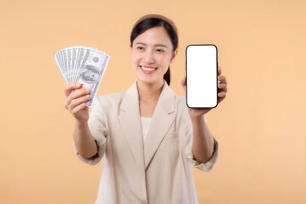 Portret Udanej Szczęśliwej Młodej Azjatyckiej Biznesmenki Białej Kurtce Trzymającej Smartfona — Zdjęcie stockowe