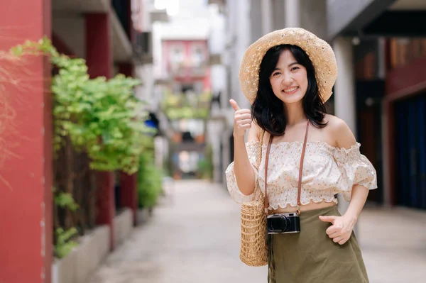 Kameralı Mutlu Asyalı Genç Kadın Hafta Sonu Şehir Gezisine Çıkıyor — Stok fotoğraf