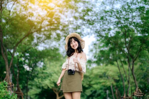 Retrato Jovem Asiático Mulher Viajante Com Tecelagem Chapéu Cesta Uma — Fotografia de Stock