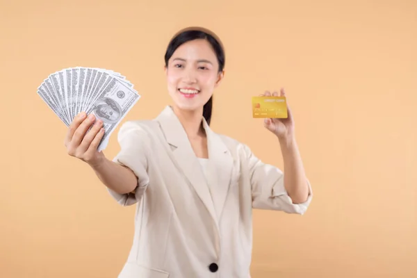 Portret Szczęśliwej Młodej Pewnej Siebie Azjatyckiej Biznesmenki Białej Kurtce Gotówką — Zdjęcie stockowe