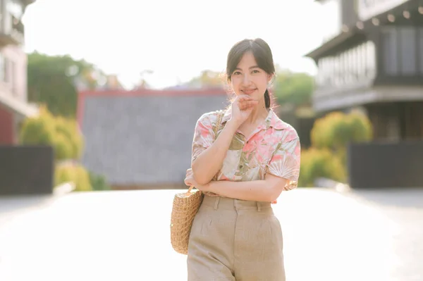 Портрет Красивая Азиатская Молодая Женщина Летние Каникулы Поездки Таиланд Молодая — стоковое фото