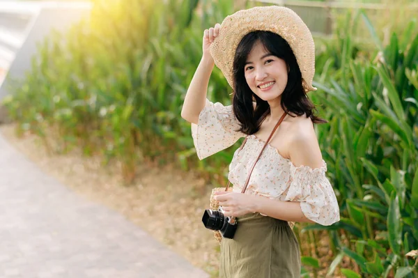 Dokuma Şapkası Sepeti Yeşil Halka Açık Park Arka Planında Kamerası — Stok fotoğraf
