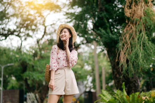 Portret Młodej Azjatyckiej Kobiety Podróżującej Tkającym Kapeluszu Koszyku Szczęśliwy Uśmiech — Zdjęcie stockowe