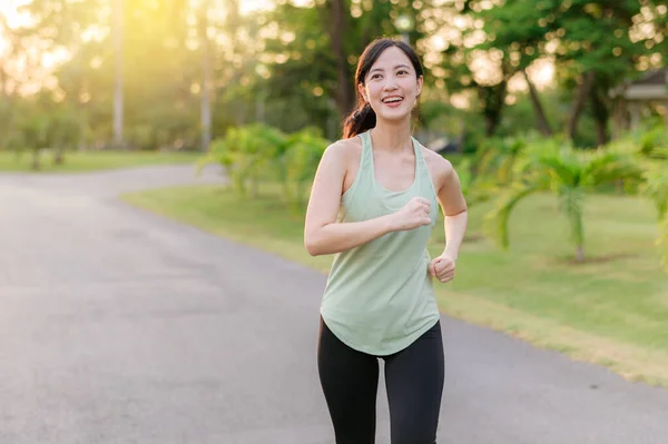 Ajuste Jovem Mulher Asiática Correndo Parque Sorrindo Correndo Feliz Desfrutando — Fotografia de Stock