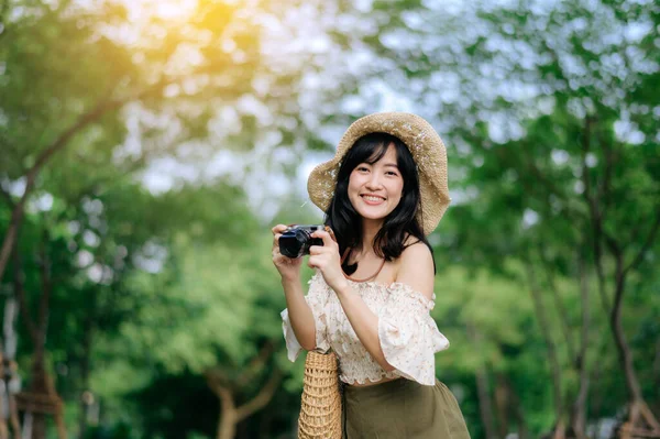 Portret Młodej Azjatyckiej Podróżniczki Tkającym Kapeluszem Koszykiem Oraz Kamerą Zielonym — Zdjęcie stockowe