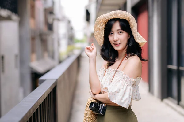 Gelukkig Aziatische Jeugd Vrouw Met Camera Reist Straat Stedentrip Vrijetijdsbesteding — Stockfoto