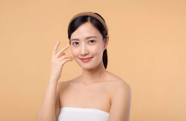 Krásná Asijské Dívka Model Dotýká Svěží Zářící Hydratované Pleti Obličeje — Stock fotografie