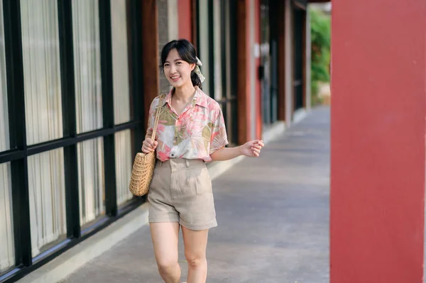 Retrato Bela Mulher Asiática Jovem Férias Verão Viagem Tailândia Jovem — Fotografia de Stock