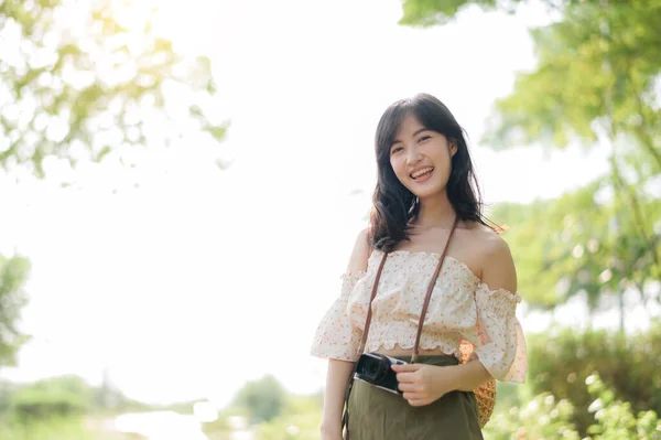 Retrato Mujer Joven Asiática Viajero Con Sombrero Tejer Cesta Una —  Fotos de Stock