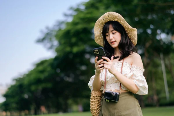 Ritratto Giovane Viaggiatrice Asiatica Con Cappello Cesto Cellulare Macchina Fotografica — Foto Stock