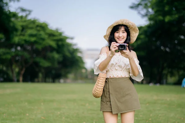 Portret Van Jonge Aziatische Vrouw Reiziger Met Weven Hoed Mand — Stockfoto