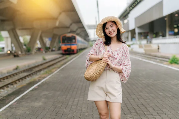 Asijské Mladá Žena Cestovatel Tkalcovský Koš Šťastný Úsměvem Dívá Kameru — Stock fotografie
