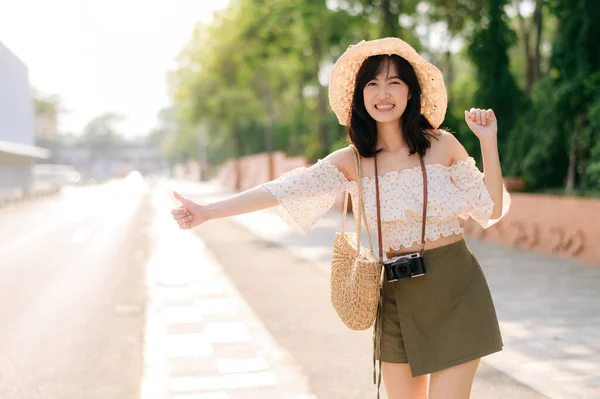 Ritratto Giovane Viaggiatrice Asiatica Con Cappello Cesto Intrecciati Una Macchina — Foto Stock