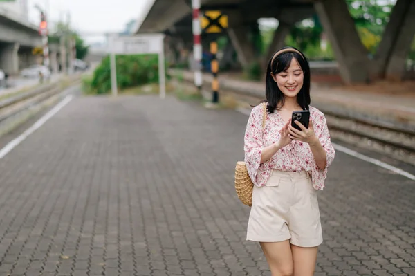 Jovem Mulher Asiática Viajante Com Tecelagem Cesta Usando Telefone Celular — Fotografia de Stock