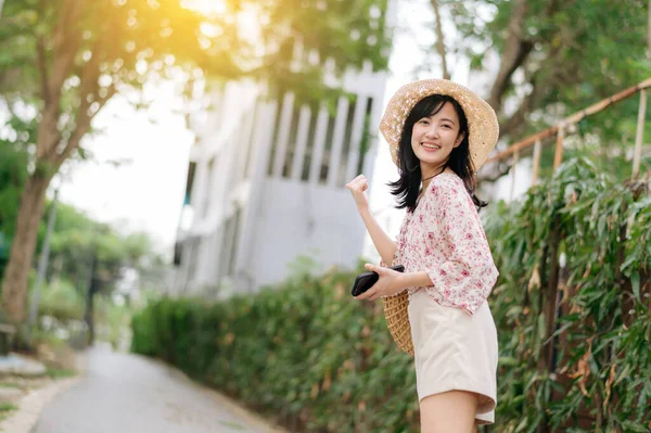 Retrato Mujer Joven Asiática Viajero Con Sombrero Tejer Cesta Sonrisa —  Fotos de Stock