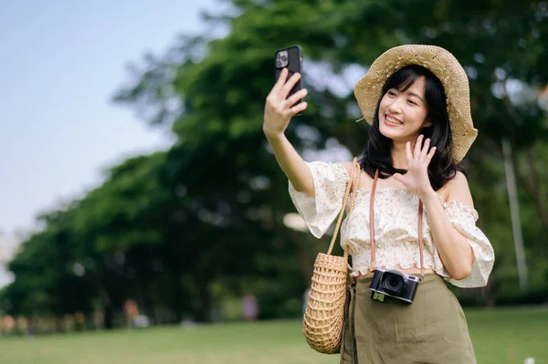 Портрет Молодої Азійської Жінки Подорожує Ткацьким Капелюхом Кошиком Мобільним Телефоном — стокове фото