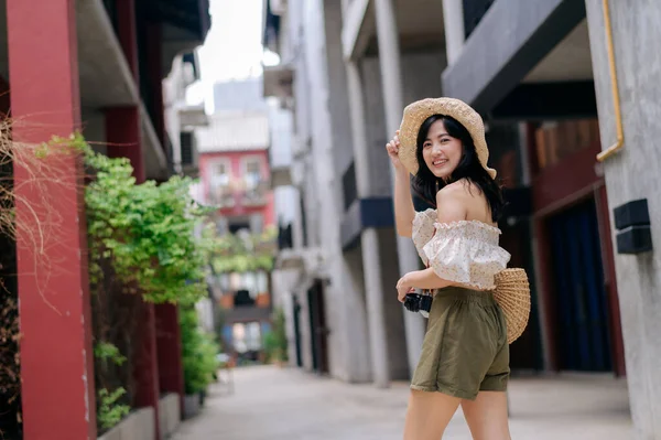 Šťastná Asijská Mladá Žena Kamerou Cestuje Ulicí Města Výlet Volný — Stock fotografie