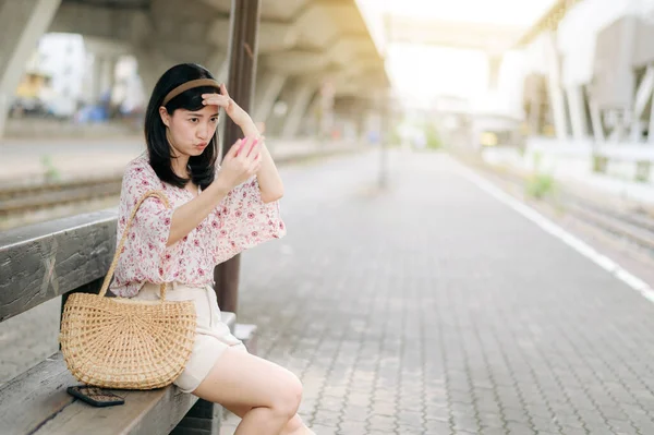 Genç Asyalı Kadın Gezgin Aynada Yüzünü Kontrol Ediyor Tren Istasyonunda — Stok fotoğraf