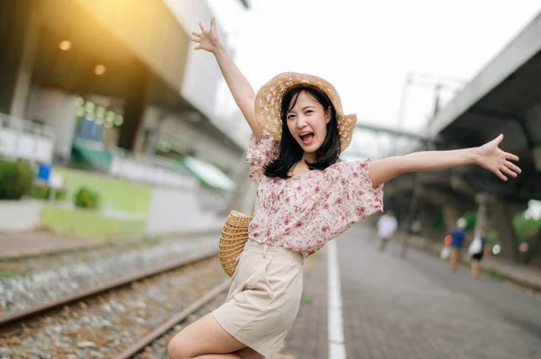 Asiático Jovem Viajante Com Tecelagem Cesta Feliz Sorrindo Olhando Para — Fotografia de Stock