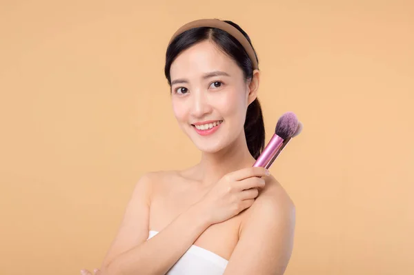 Portrait Young Happy Asian Woman Natural Make Face Holding Cosmetic — Stock Photo, Image