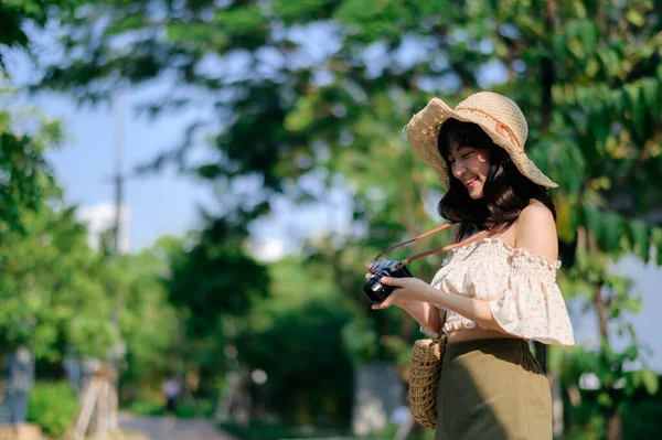 Портрет Молодої Азійської Жінки Подорожує Ткацьким Капелюхом Кошиком Камера Зеленому — стокове фото