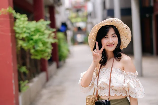 Feliz Asiática Joven Mujer Con Cámara Viaja Calle Viaje Ciudad —  Fotos de Stock