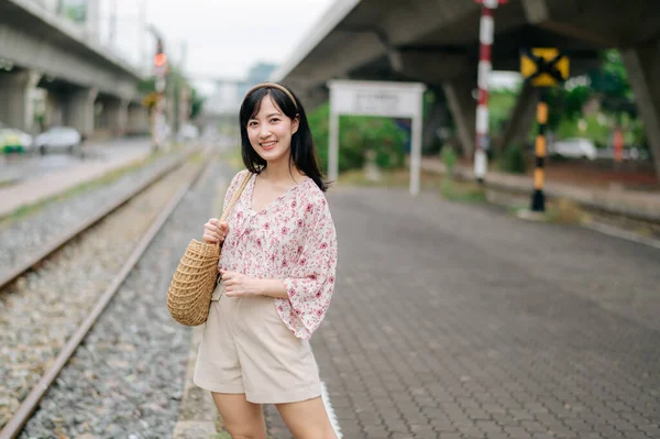 Asijské Mladé Ženy Cestovatel Tkalcovský Koš Stojící Vedle Vlakového Nádraží — Stock fotografie