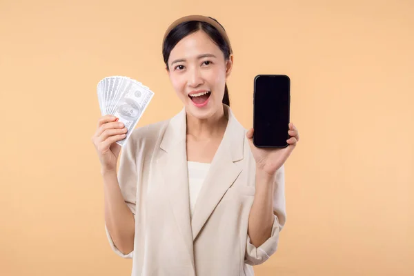 Portret Udanej Szczęśliwej Młodej Azjatyckiej Biznesmenki Białej Kurtce Trzymającej Smartfona — Zdjęcie stockowe