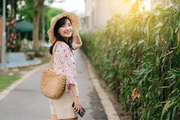 Portret Van Jonge Aziatische Vrouw Reiziger Met Wevende Hoed Mand — Stockfoto